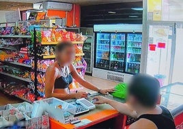 Imágenes de la detenida en una tienda de la zona.