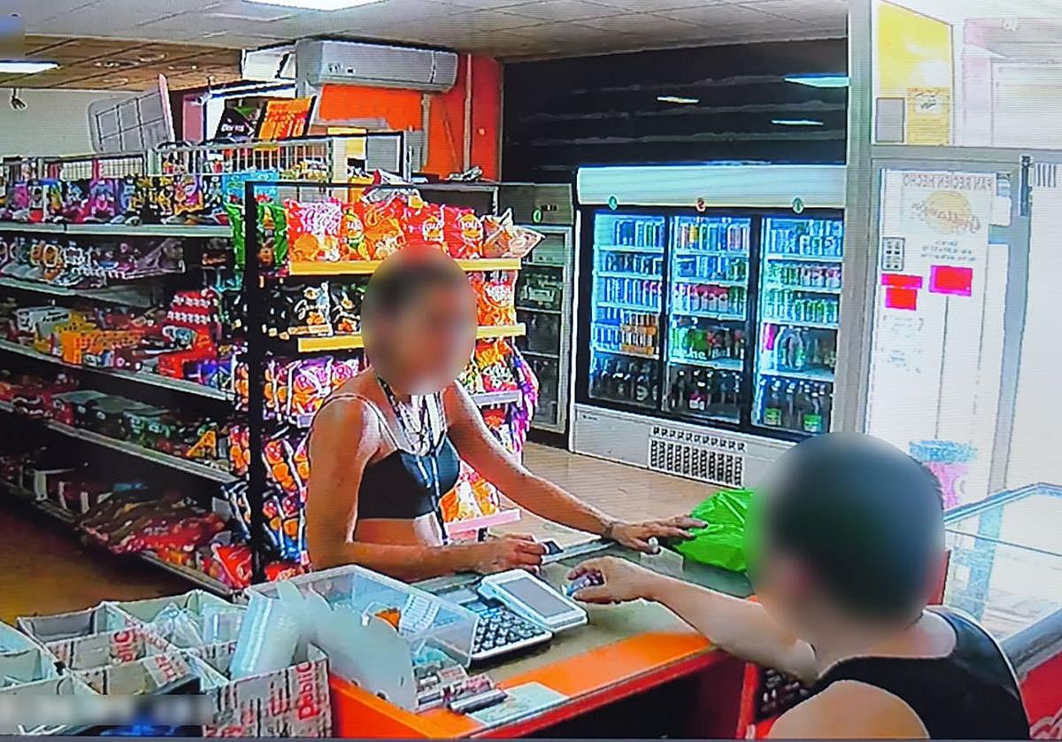 Imágenes de la detenida en una tienda de la zona.