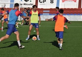 Ayala mantiene el balón durante un entrenamiento.