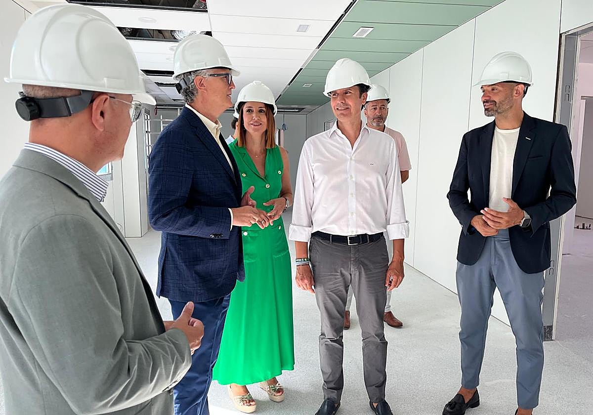 El consejero Pedreño, junto al alcalde de Molina, en el centro, en la visita a las obras del centro de salud.