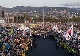 El Papa, liderando el desfile, el sábado en Tor Vergata, durante el Jubileo de los Jóvenes.