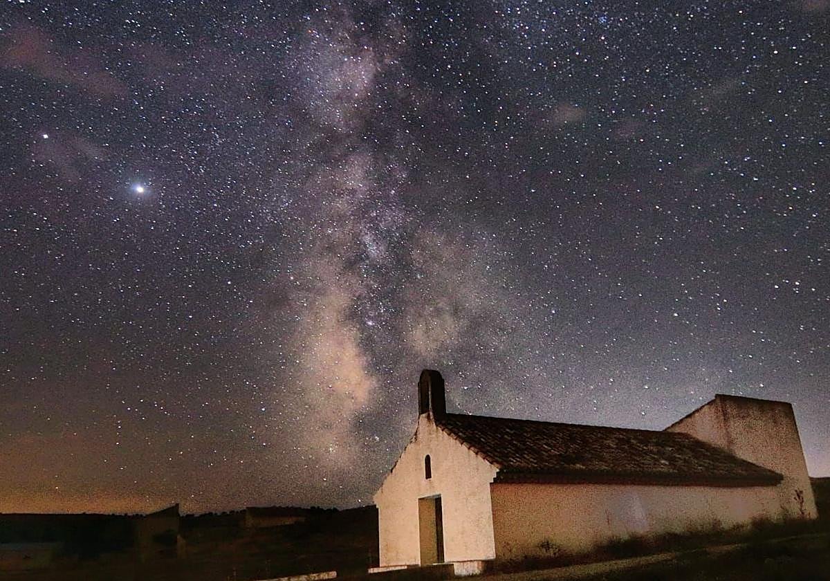 Fotografía nocturna desde la ermita de los Poyos de Celda.