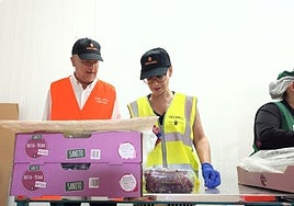El secretario general de la Consejería de Agua, Agricultura, Ganadería y Pesca, Francisco González Zapater, junto a los técnicos que analizan las partidas de uva de mesa para exportación.