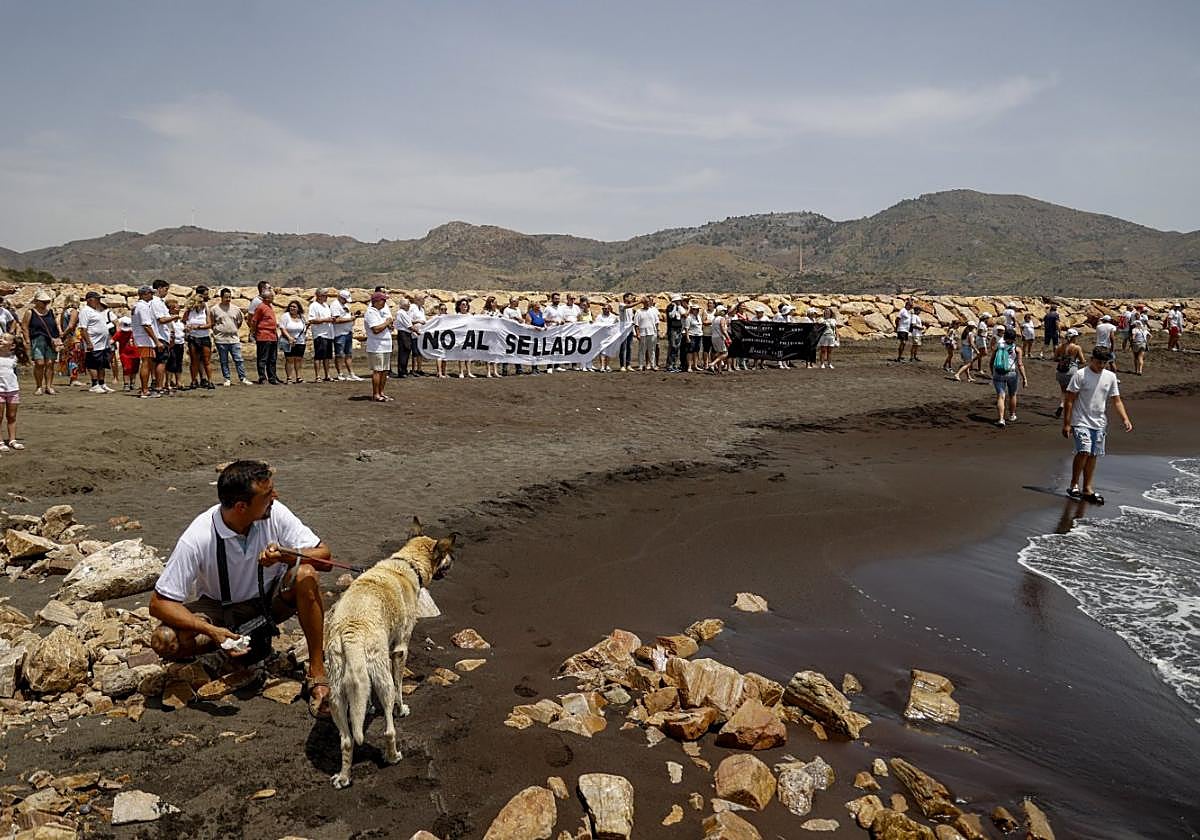 Protesta vecinal contra el sellado, el pasado junio en la bahía de Portmán.