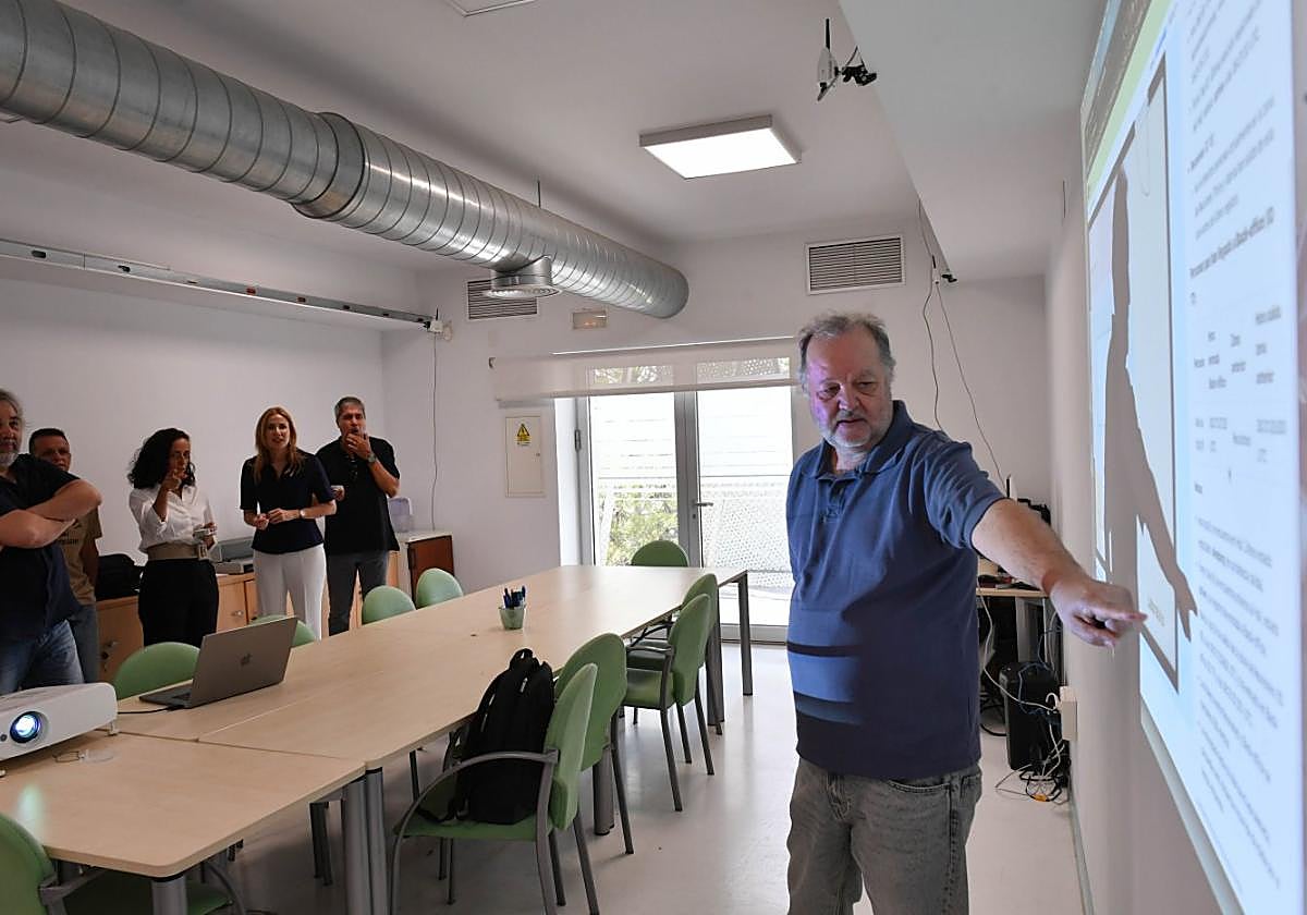 La consejera López Aragón, al fondo, escucha las explicaciones de un técnico del Centic, ayer.