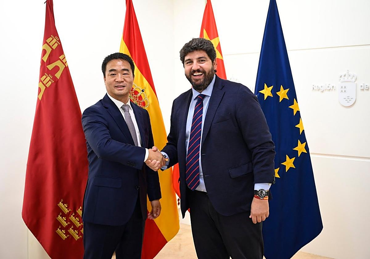 López Miras reunido en 2022 con el CEO de Huawei España.