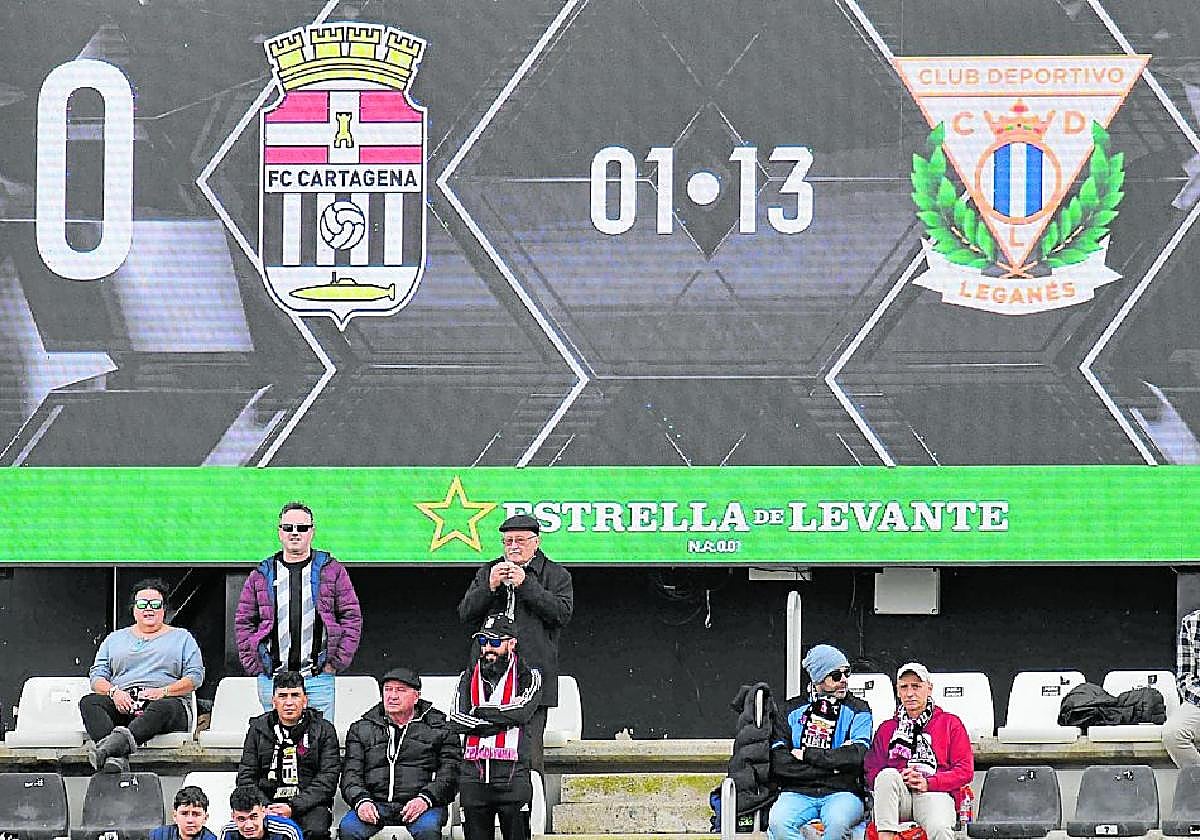 El videomarcador principal del estadio Cartagonova, ubicado en lo alto del fondo sur, el día de su inauguración el 5 de enero de 2025.