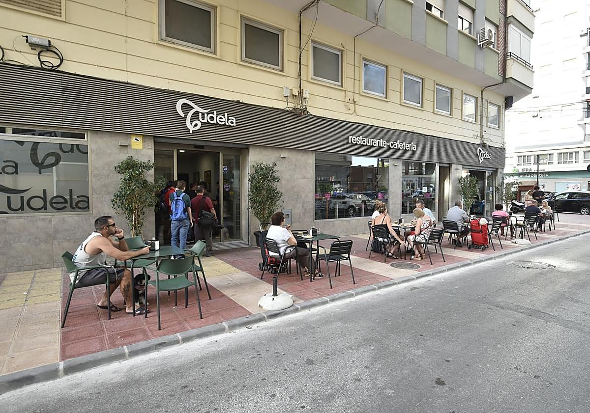 Imagen principal - Arriba: terraza montada a las puertas del restaurante Tudela. Abajo: el Bar Reyna concluyó los trabajos hace apenas unos días, mientras que en el Mesón de Pepe aún no han terminado las obras de ampliación de las aceras.