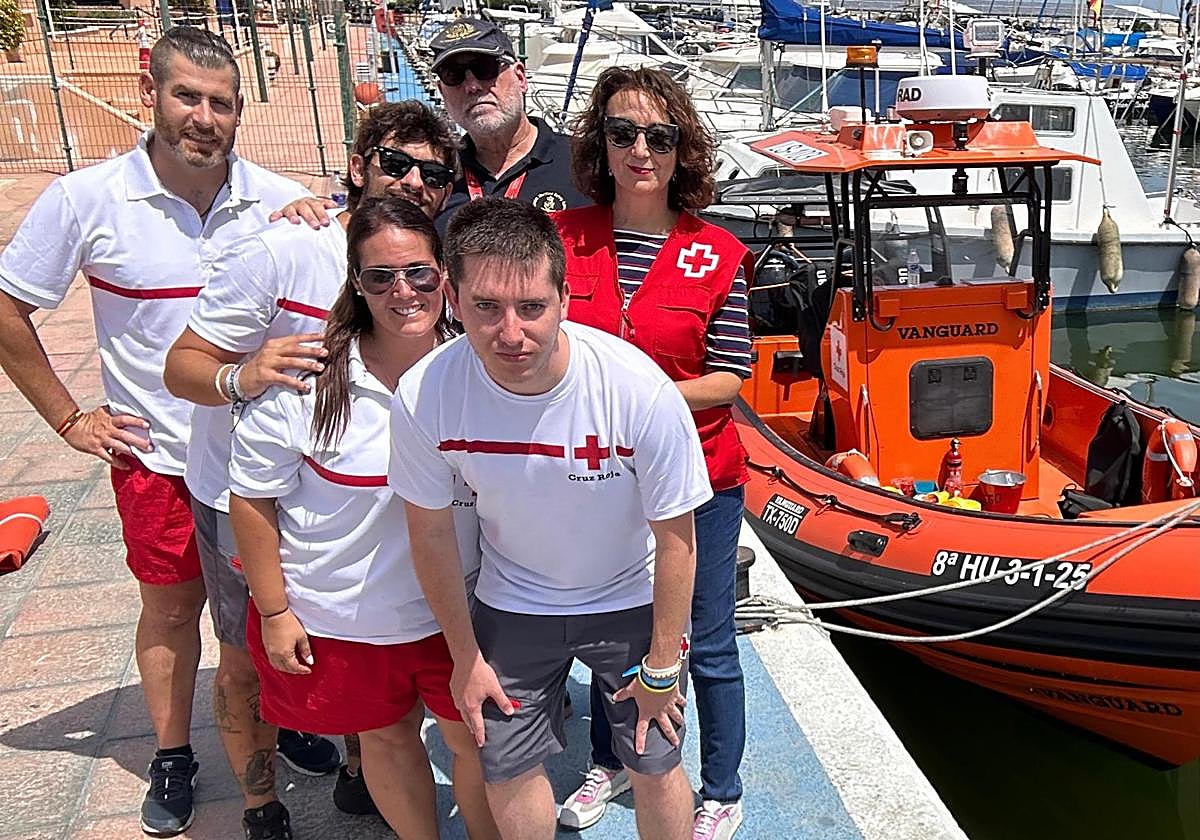 Los integrantes de Cruz Roja, junto a la embarcación entregada.