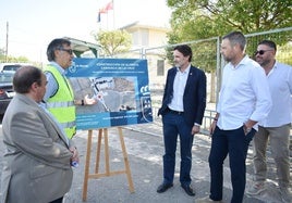 El consejero y el alcalde, a la derecha, observan el proyecto, este jueves.