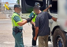 Imagen del control de alcoholemia al camionero.