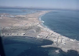 Mar Menor. En primer término de la imagen se aprecia el casco urbano de Cabo de Palos, así como las salinas de Marchamalo y el inicio de La Manga (1967).