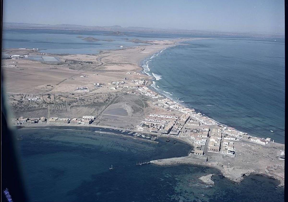 Mar Menor. En primer término de la imagen se aprecia el casco urbano de Cabo de Palos, así como las salinas de Marchamalo y el inicio de La Manga (1967).