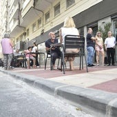 Clientes en la terraza del bar Tudela de Murcia, este jueves.