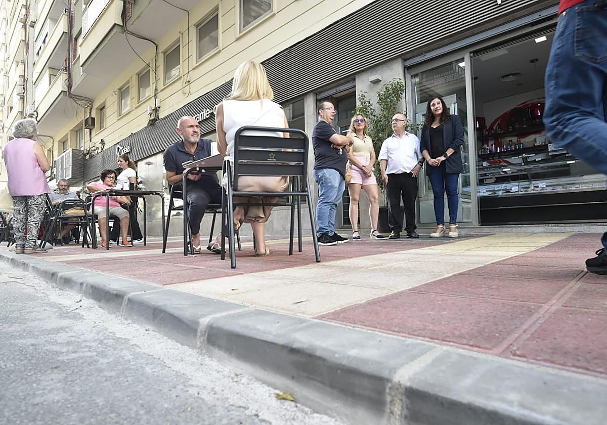 Clientes en la terraza del bar Tudela de Murcia, este jueves.