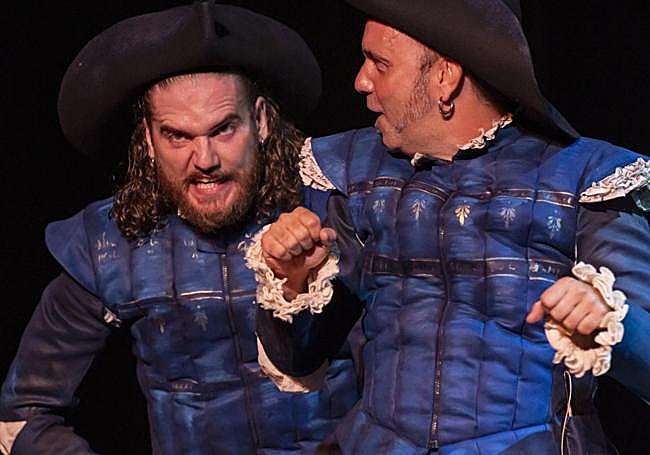 Dos de los actores de Ron Lalá este miércoles en San Javier.