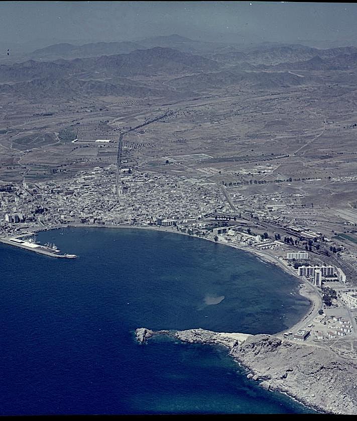 Imagen secundaria 2 - Arriba, bahía mazarronera desde el este; al fondo, Bolnuevo y la Sierra de las Moreras (1971). | Abajo, vista aérea de la Ciudad del Aire, en Santiago de la Ribera, desde el sur (9-08-1969), y ciudad de Águilas y bahía de Levante desde el sureste (1971). 
