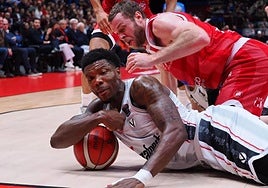Cacok se juega el tipo por un balón dividido en un Olimpia-Virtus de la Lega A italiana.