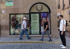 Tres ciudadanos caminan por Jumilla, preparada para sus fiestas patronales en plena polémica por los actos religiosos musulmanes, ayer.