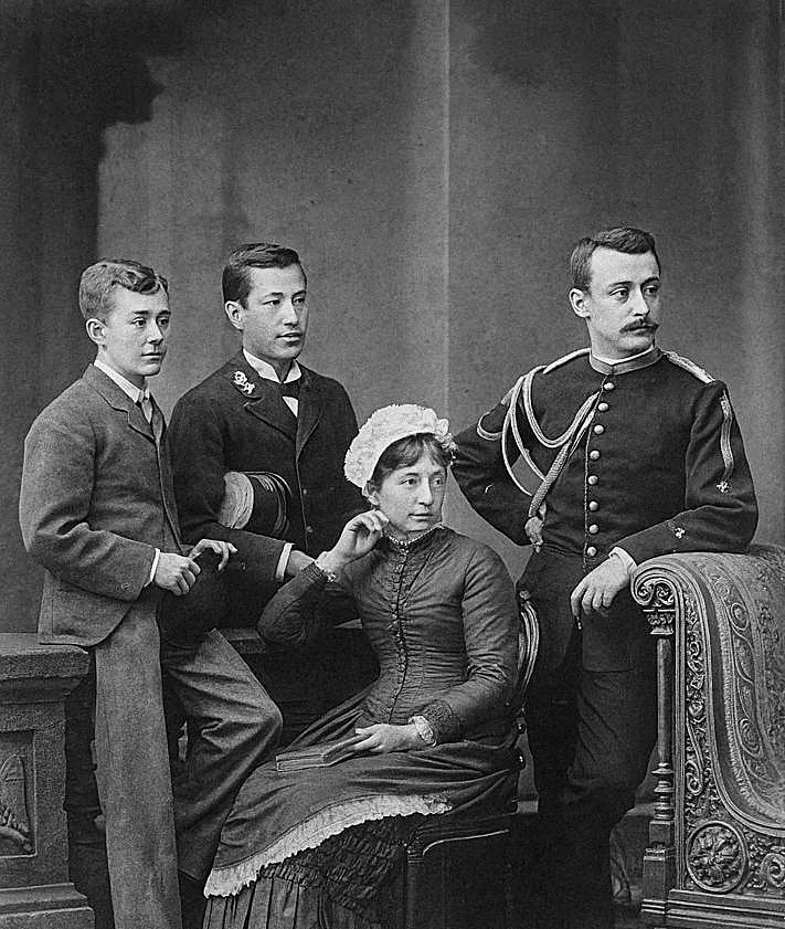 Imagen secundaria 2 - Tumba actual de Martínez Illescas en Los Remedios tras el traslado de sus restos en 1915. Actualmente está abandonada. Abajo, lugar donde fue abatido y la madre y los tres hijos Martínez Illescas.