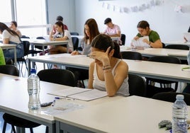 Jóvenes en el Campus Universitario de Lorca durante la pasada Selectividad
