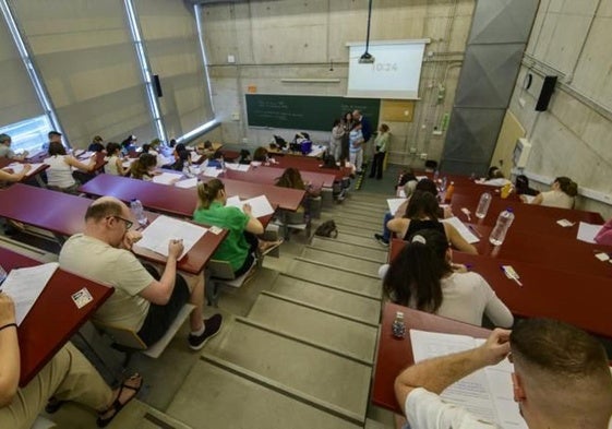 Exámenes de oposición en junio en la facultad de Economía de la Universidad de Murcia.