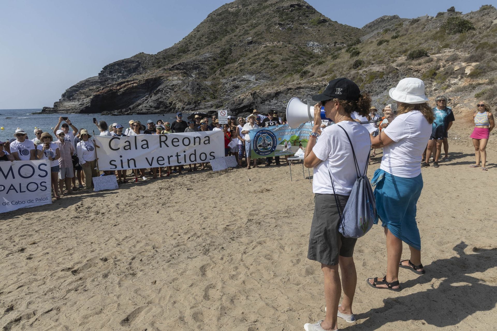 En imágenes, el Abrazo al agua de Cala Reona