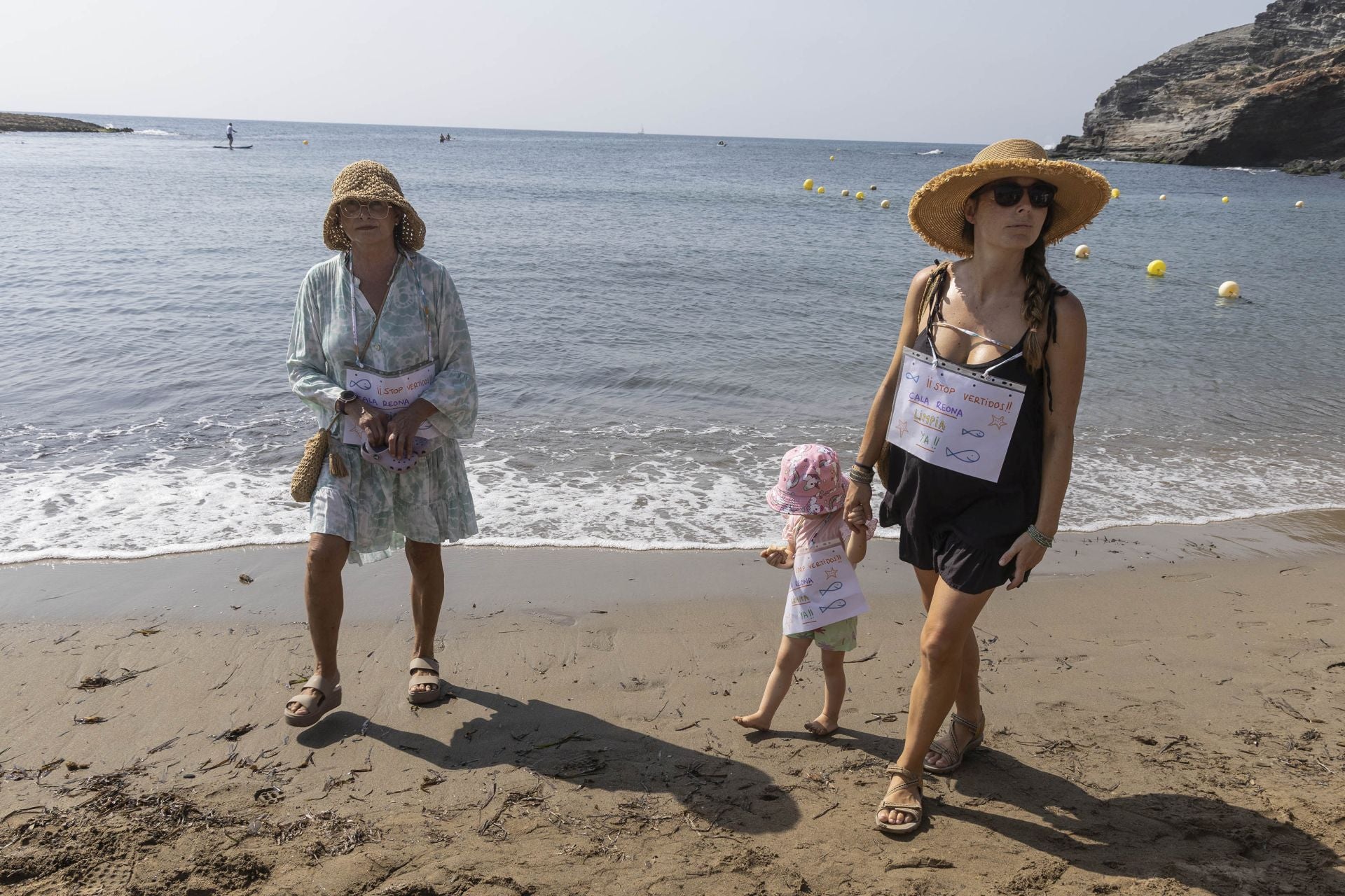 En imágenes, el Abrazo al agua de Cala Reona
