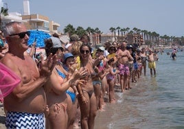 En imágenes, el Abrazo al agua en Los Alcázares y Lo Pagán