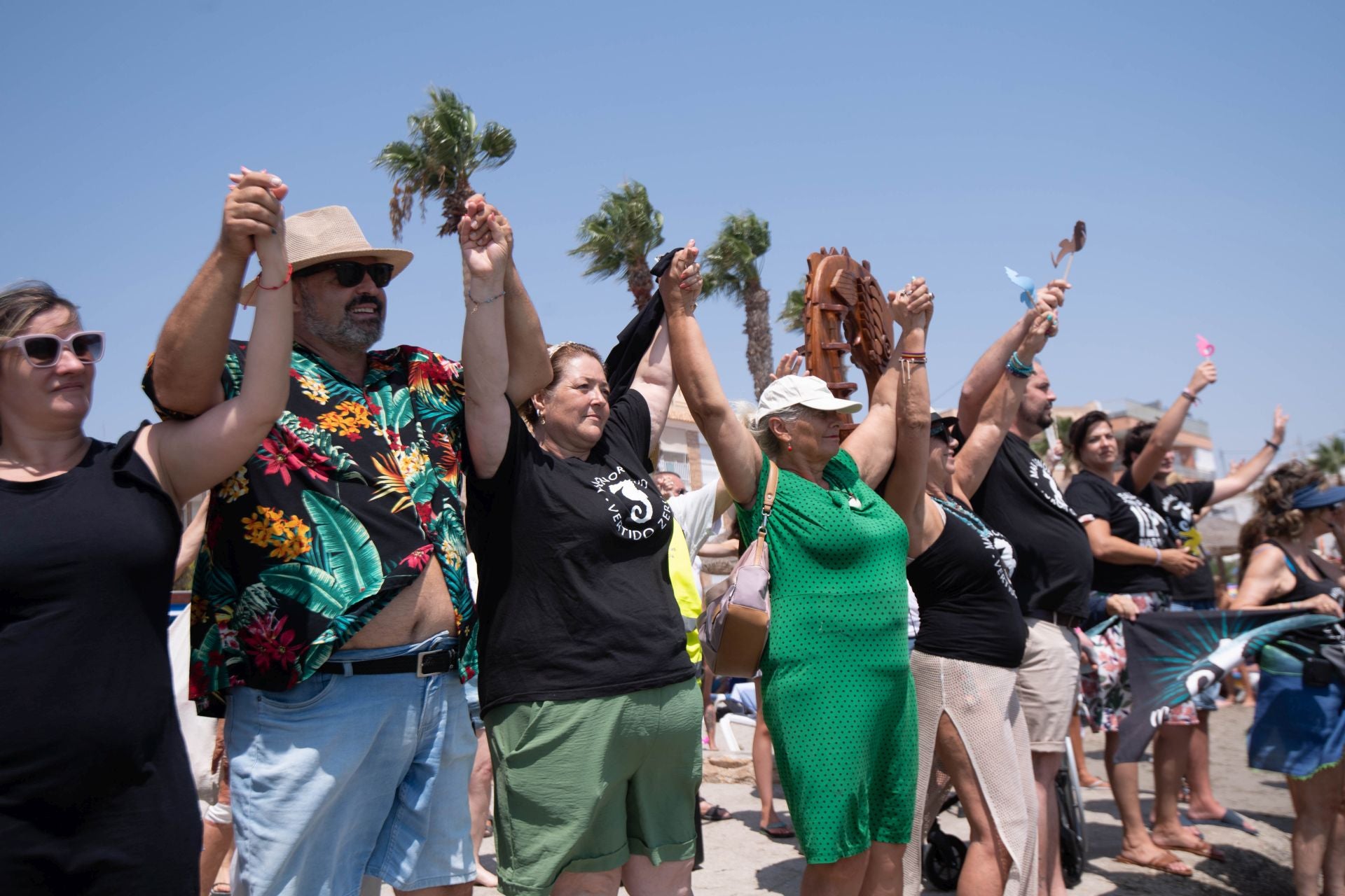En imágenes, el Abrazo al agua en Los Alcázares y Lo Pagán