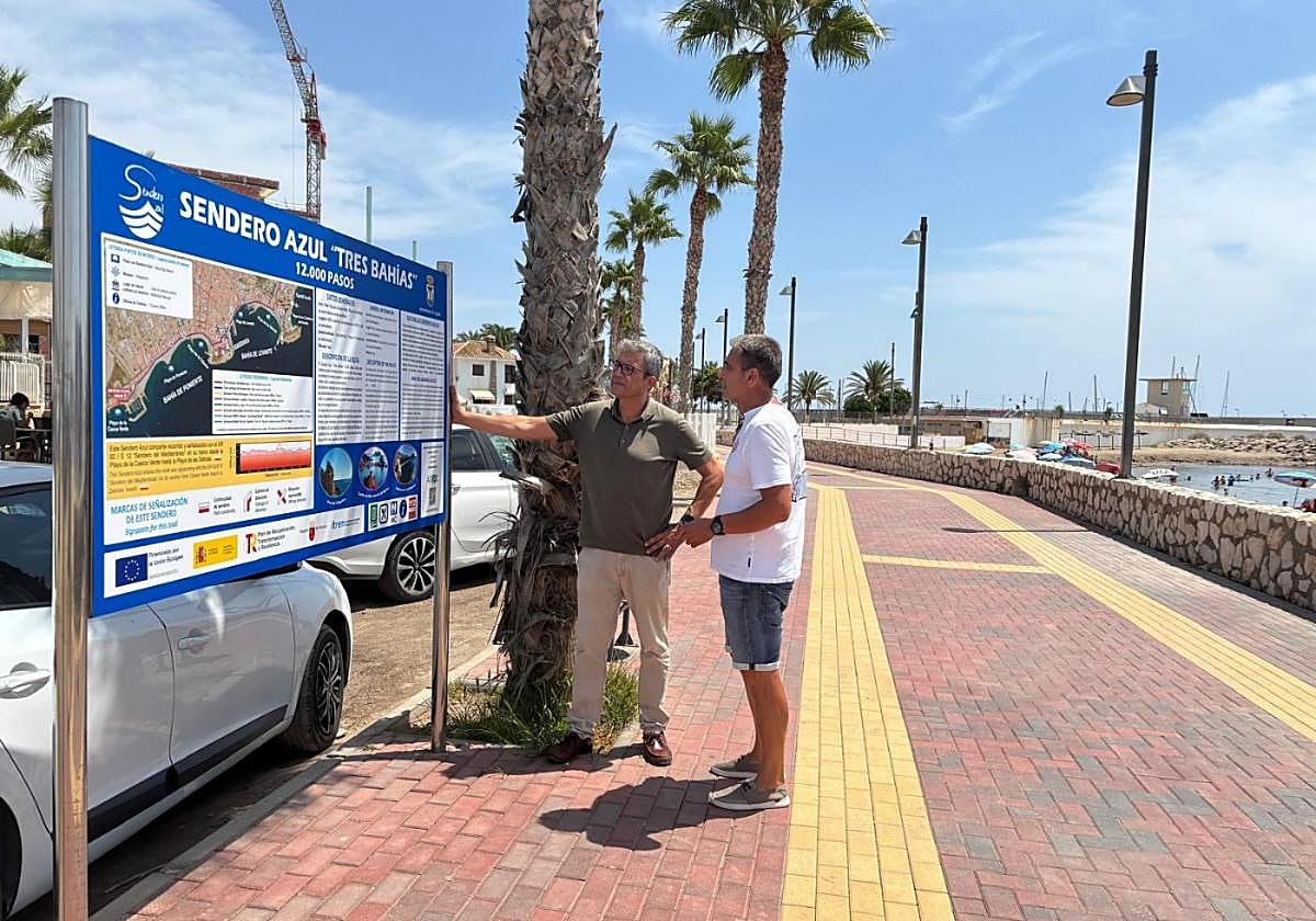 Dos personas observan, este viernes, uno de los paneles del nuevo sendero sostenible puesto en marcha en Águilas.