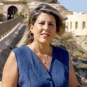 La alcaldesa de Cartagena, Noelia Arroyo, en el sendero abierto hace unos meses que llega hasta Cala Cortina.