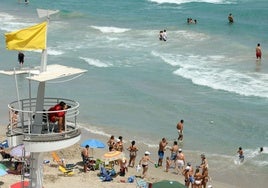 Bandera amarilla en la playa de Entremares, en una imagen de archivo.