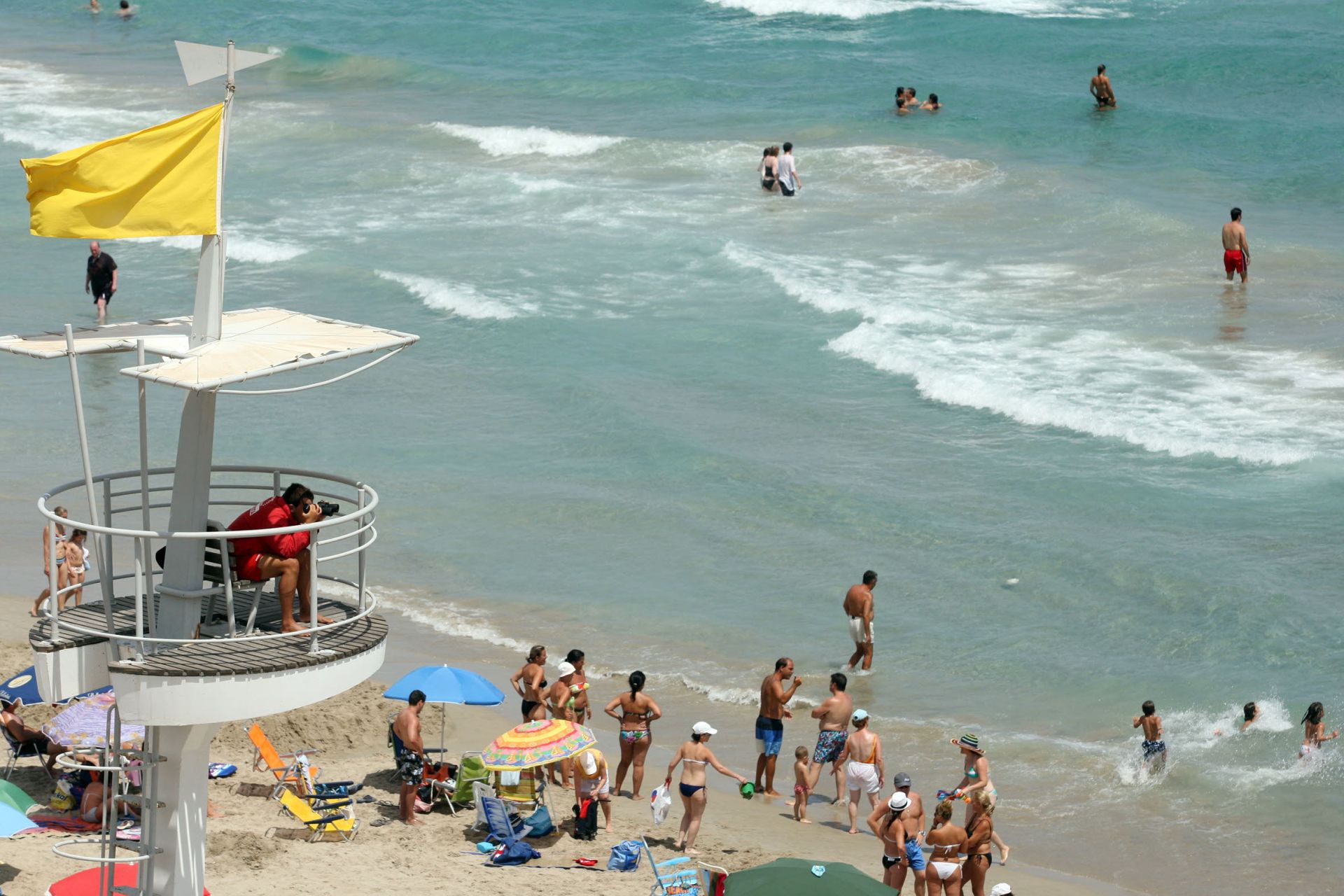 Bandera amarilla en la playa de Entremares, en una imagen de archivo.