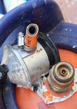 Imagen - Latiguillo de la bombona de butano seccionado con un corte limpio.