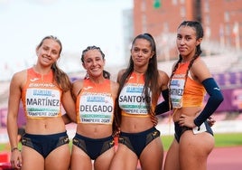 Estrella Santoyo, segunda por la derecha, junto al resto del equipo nacional del relevo 4x100.