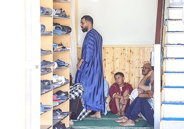 El centro islámico del barrio del Carmen de Jumilla acoge a decenas de musulmanes cada día para el rezo. Tiene un aforo de 700 personas, pero se queda pequeño para llevar a cabo la festividad del final del Ramadán y la fiesta del Cordero.