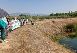 Vecinos participantes en el Abrazo al agua en la comarca del Noroeste, junto a la fuente de Singla.