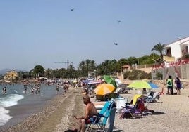 Sombrillas volando por el efecto de la tolvanera en Isla Plana.