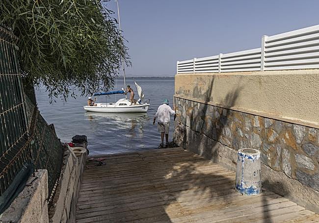 Accesos al mar reducidos, con pasarelas rotas y piedras en la orilla.