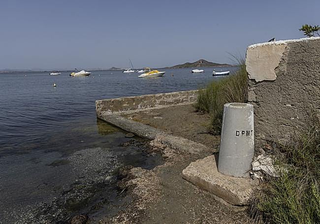 Espacio entre el hito y el Mar Menor, ocupado por una casa en Manga Beach.