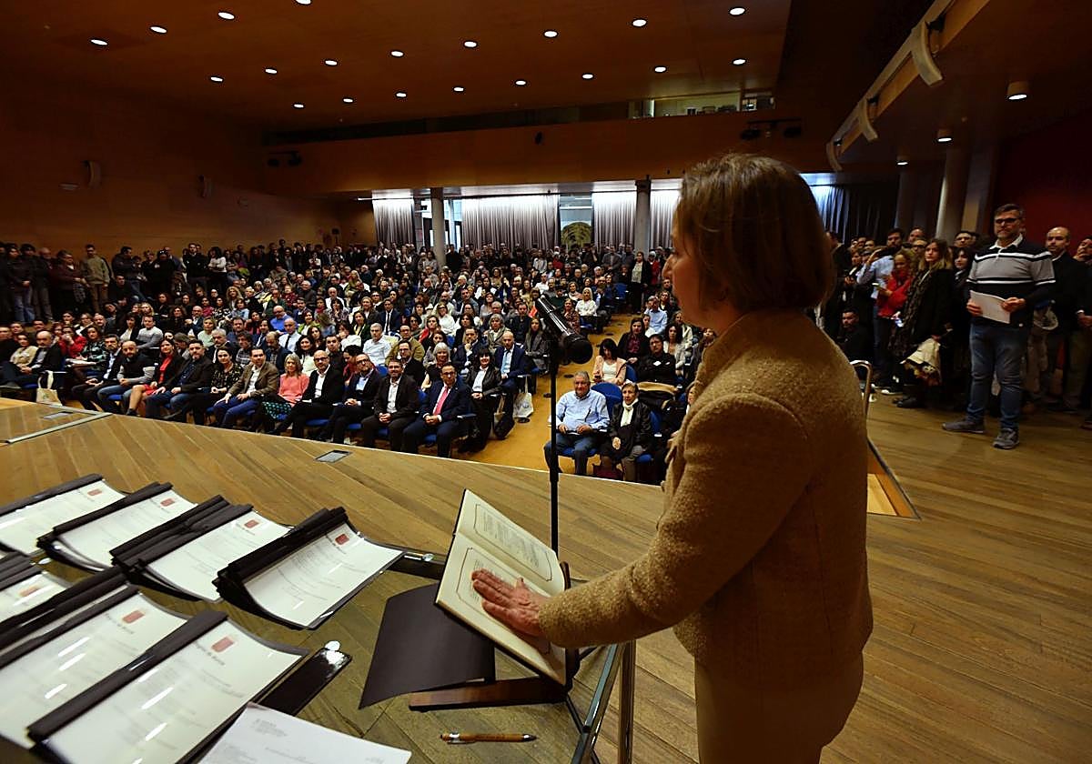 Una funcionaria toma posesión de su puesto de trabajo, en una imagen de archivo.