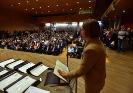 Una funcionaria toma posesión de su puesto de trabajo, en una imagen de archivo.