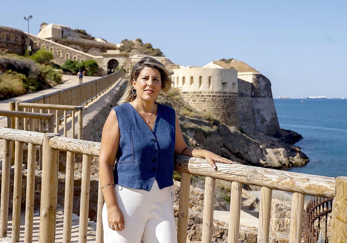 La alcaldesa de Cartagena, Noelia Arroyo, en el sendero abierto hace unos meses que llega hasta Cala Cortina.