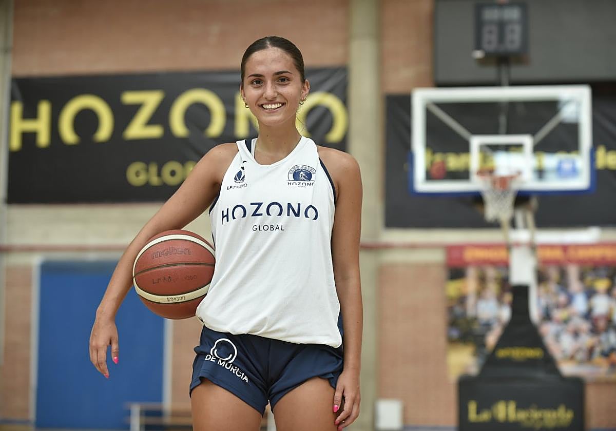 Por fin en la élite. Alba Alguacil, con los colores del Jairis, en la pista del Fausto Vicent de Alcantarilla.