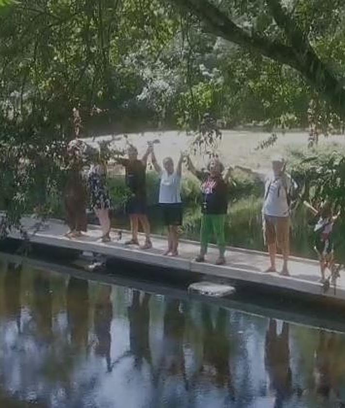 Imagen secundaria 2 - 1. Cadena humana en Necochea, Argentina. 2. Desde Ciudad de México. 3. Ecologistas en A Coruña, junto al río Ulla.