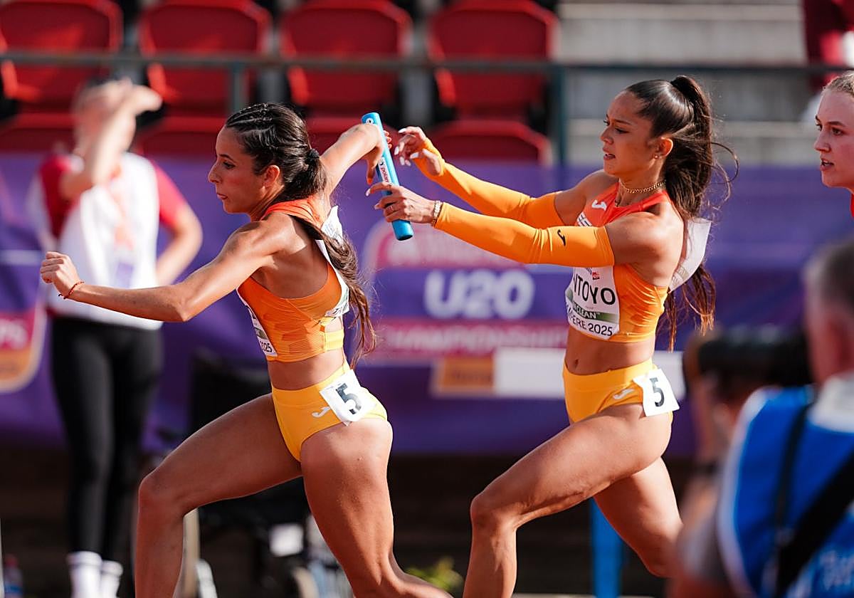 Estrella Santoyo le entrega el testigo a Marina Delgado en la final del relevo 4x100 del Europeo sub-20 celebrado en Tampere (Finlandia).