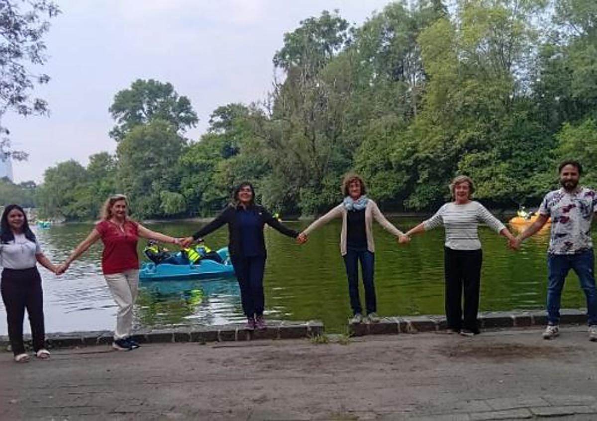 Imagen secundaria 1 - 1. Cadena humana en Necochea, Argentina. 2. Desde Ciudad de México. 3. Ecologistas en A Coruña, junto al río Ulla.