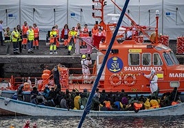 Un cayuco a su llegada al puerto de La Restinga, en El Hierro, en una imagen de archivo.