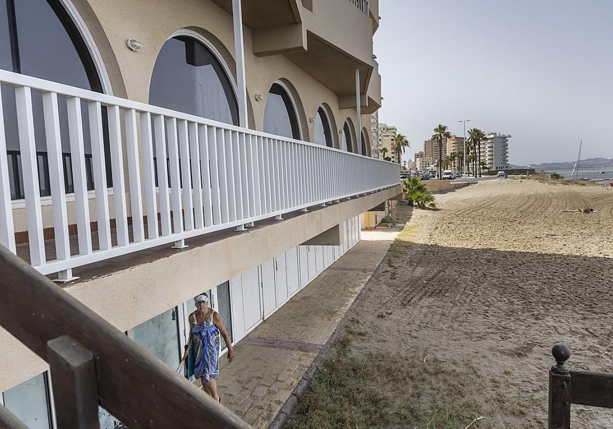 Balcones de viviendas en la zona de La Martinique, en primera línea del Mar Menor.